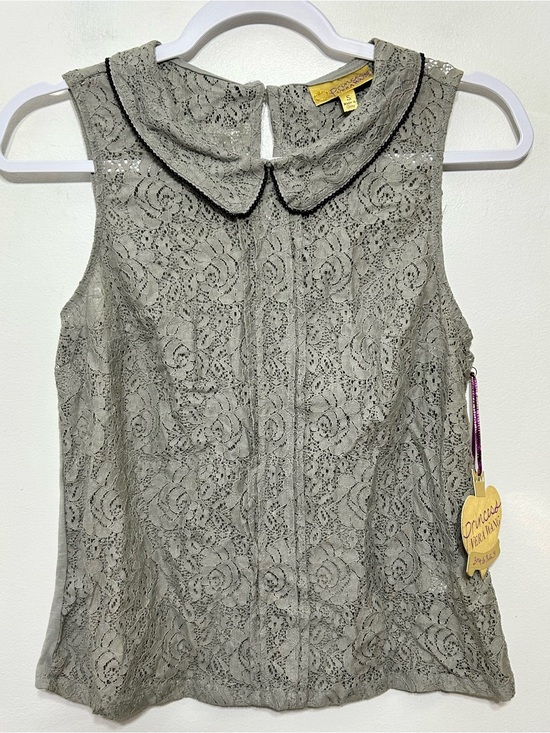 princess vera wang Tops - New! Princess Vera Wang Lace Beaded Collar Sleeveless Blouse Womens Size Small